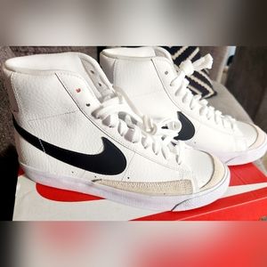 Nike Blazer Mid '77 Grade School Size 7